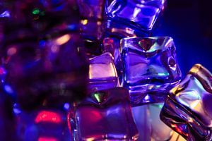 Regenbogen-Farbig beleuchtete Eiswürfel im Detail