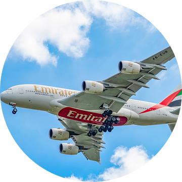 Vliegtuig Airbus A380-800 van Emirates vliegend in de lucht van Sjoerd van der Wal Fotografie