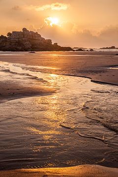 Zonsondergang op het strand van Kerfissien, Cléder, Bretagne van Christian Müringer