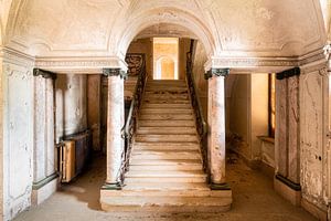Stilvolle, verlassene Treppe.