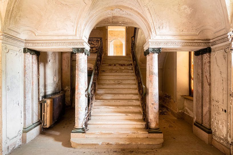 Escalier élégant abandonné. par Roman Robroek - Photos de bâtiments abandonnés