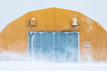 Gele Rubb Hall in de sneeuw op Spitsbergen van Martijn Smeets