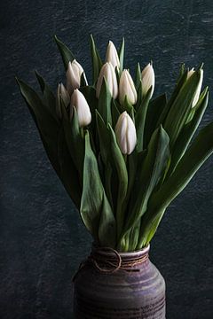 Witte tulpen in vaas van Maaike Zaal