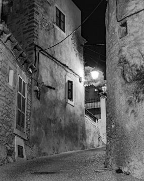 Spanje Mallorca, idyllisch uitzicht op de oude stad Capdepera bij nacht van Alex Winter