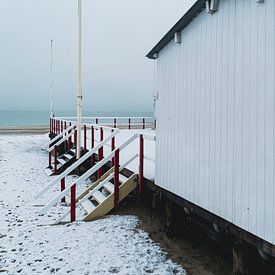 Pavillon de plage pendant la neige à Zoutelande sur Wouter Pinkhof