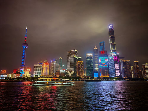 Electric Dreams – Futuristische skyline van Shanghai in neon en mist, een cyberpunkvisie