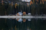 Réflexion d'église à Lago di Braies- Dolomites, Italie par Thijs van den Broek Aperçu