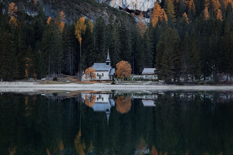 Reflectie van de kerk aan Lago di Braies - Dolomieten, Italië van Thijs van den Broek