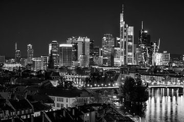 Frankfurt bij nacht - Monochroom van Rolf Schnepp