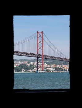 Ponte 25 de Abril, gesehen von einem verlassenen Haus