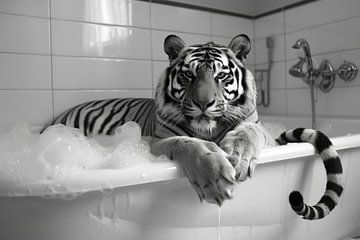 Majestueuze tijger in bad - Een indrukwekkende badkamerfoto voor je toilet van Felix Brönnimann