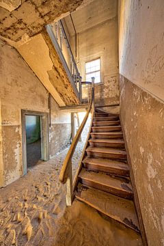 Kolmanskop 9 van Albert Mendelewski