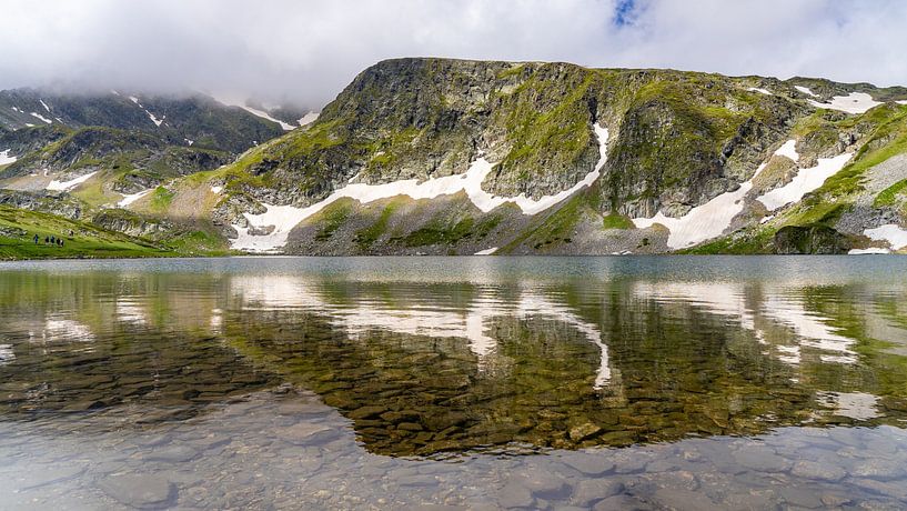 Een van de bergmeren bij Rila 7 Lakes in Bulgarije van Jessica Lokker