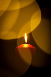 Een brandende kaars van Roland Brack