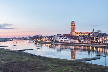 Mooi zicht op Deventer in de avond van Meindert Marinus