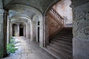 Corridor abandonné avec escalier. sur Roman Robroek - Photos de bâtiments abandonnés