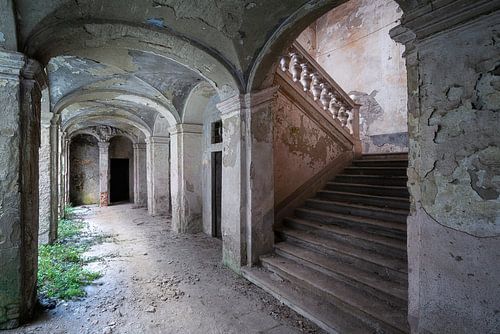 Corridor abandonné avec escalier.