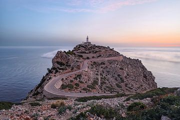Dageraad bij Cap Formentor van Rolf Schnepp