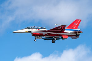 Eine Mitsubishi F-2B, 63-8101, der Japan Air Self Defence Force (JASDF) kurz vor der Landung auf dem