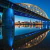 Arnhemse  Rijnbrug in het blauwe uurtje van Dave Zuuring