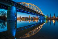 Arnhemse  Rijnbrug in het blauwe uurtje