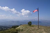 Drapeau américain sur une montagne