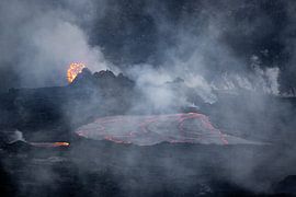Éruption volcanique en cours avec coulée de lave en fusion
