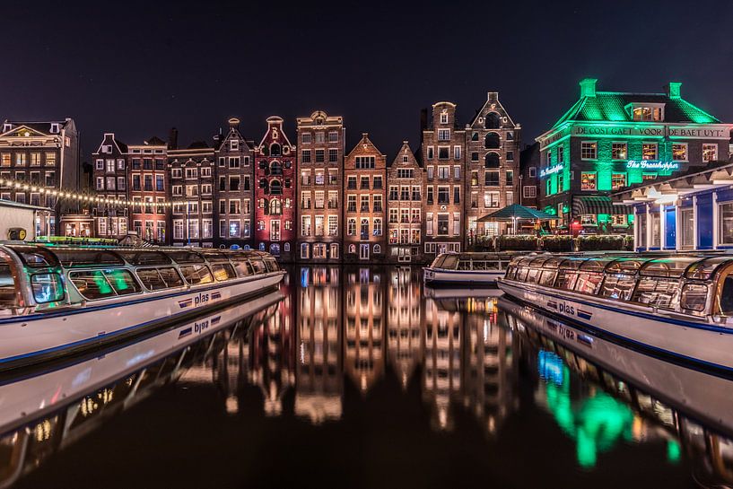 Damrak Amsterdam Rondvaardboot van Alfred Benjamins