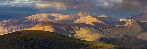 Zonsopgang van de Montana de Guardilama naar de wijnstreek La Geria