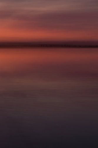 Vertieft in die warmen Farben des Wassers