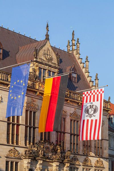 Haus Schütting mit Flaggen von Torsten Krüger