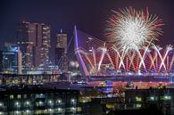 Foto van vuurwerk op de Erasmusbrug in Rotterdam van Mark De Rooij thumbnail