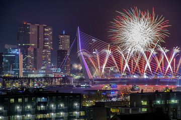 Foto van vuurwerk op de Erasmusbrug in Rotterdam