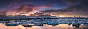 Lagune met ijsbergen op een gletsjer in IJsland. van Voss Fine Art Fotografie