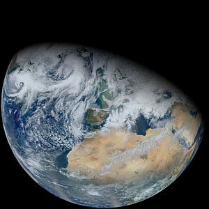 Un globe à moitié illuminé avec l'Europe et l'Afrique du Nord sur Atelier Liesjes