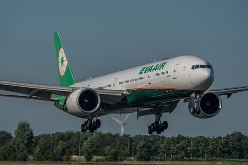 Landende Boeing 777-300 van EVA AIR uit Taiwan.
