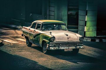 Oldtimer rijdt voorbij in Santiago de Cuba van Loris Photography