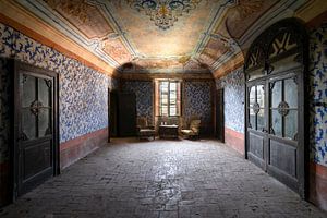 Chaises abandonnées dans la salle. sur Roman Robroek - Photos de bâtiments abandonnés