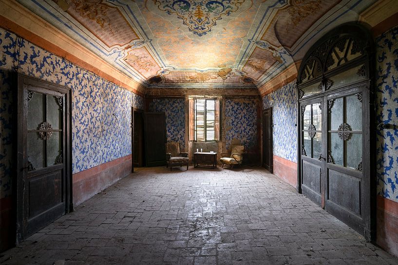 Verlaten Stoelen in de Kamer. van Roman Robroek - Foto's van Verlaten Gebouwen