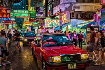 Straatbeeld in Hong Kong in de avond. van Ron van der Stappen