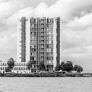 Wahrzeichen Wohnturm in Bergen op Zoom (schwarz-weiß) von Art by Jeronimo