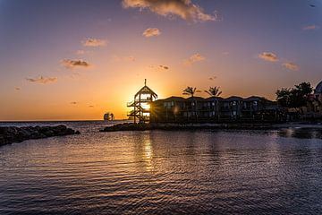 Zonsondergang bij Avila Beach in Curacao van Joke Van Eeghem
