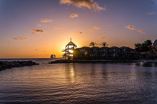 Zonsondergang bij Avila Beach in Curacao