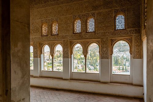 Granada door gebogen ramen van Alhambra