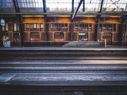 Verlassener Bahnhof Amsterdam Centraal von Rose Zandvliet