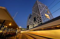 Bureau de la ville vu de la gare centrale d'Utrecht avec le train en partance. par Donker Utrecht Aperçu