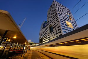 Stadskantoor gezien vanaf station Utrecht Centraal met vertrekkende trein van Donker Utrecht