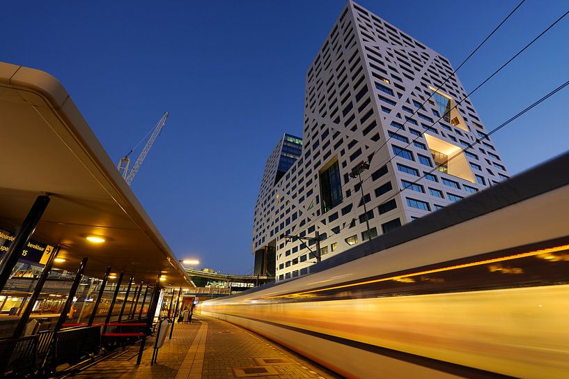 Bureau de la ville vu de la gare centrale d'Utrecht avec le train en partance. par Donker Utrecht