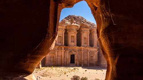 The Monastery, gezien vanaf een grot, in Petra (Jordanië)