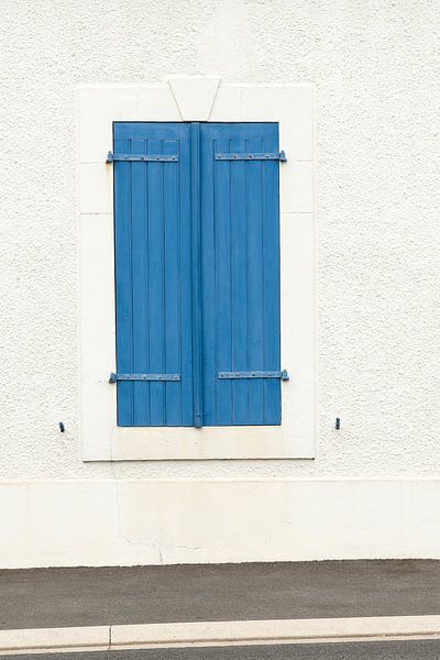 Closed hatches by Elles Rijsdijk